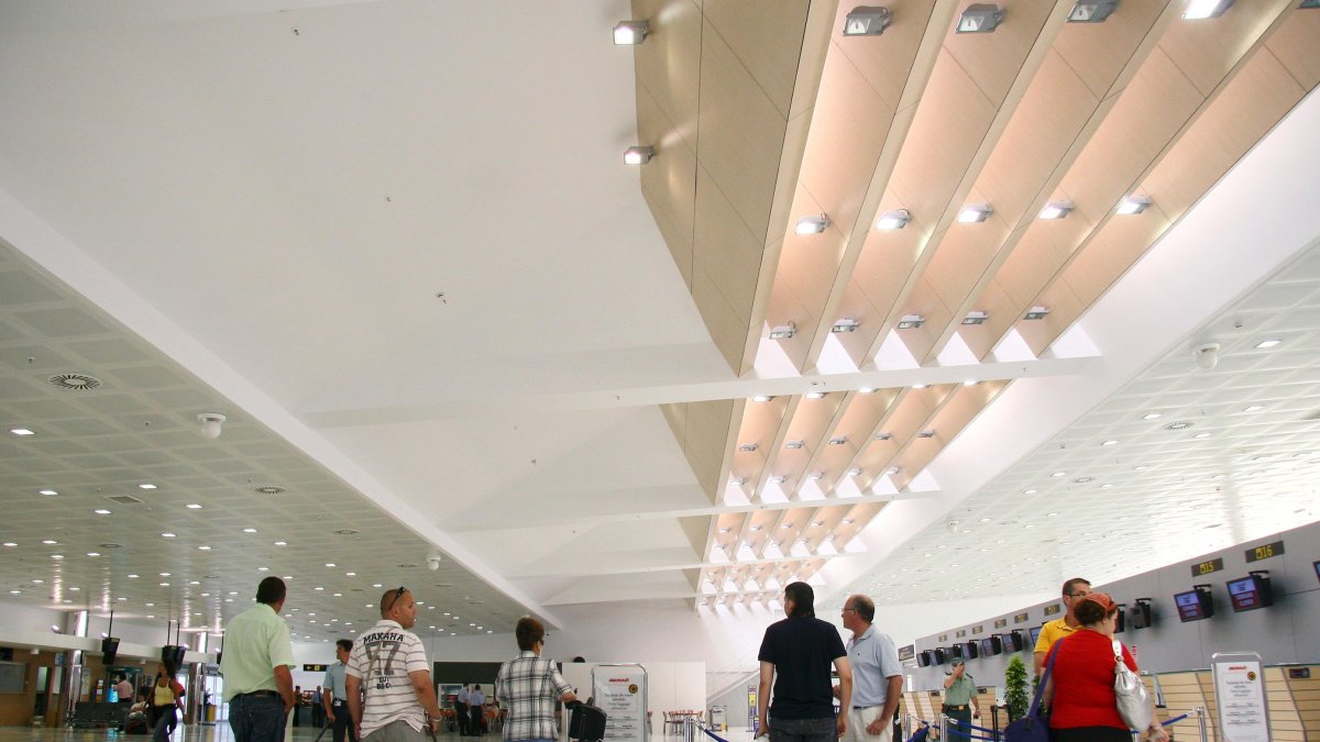 Pasajeros en el aeropuerto Antonio de Torres de Almería.