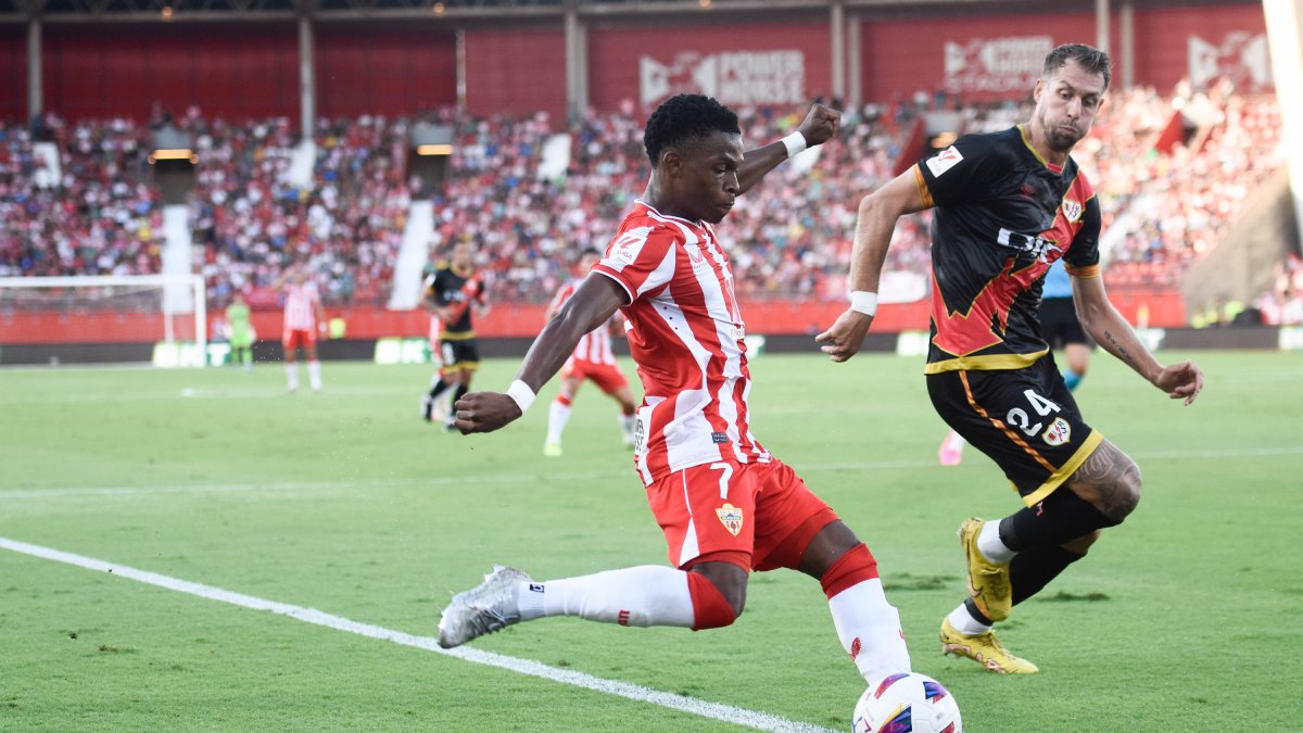 El belga en una jugada ante el Rayo Vallecano de Francisco en el Estadio de los Juegos Mediterráneos.