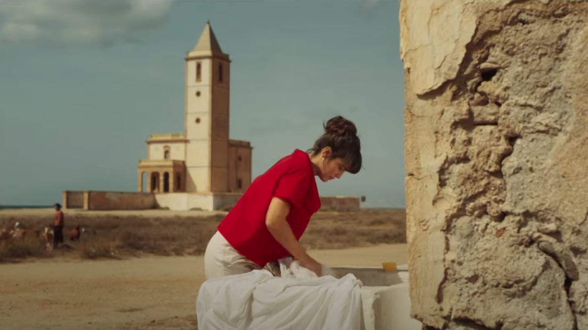 Megan Montaner en Entre Tierras, con la iglesia de Las Salinas al fondo. Imagen: Atresmedia TV / YouTube