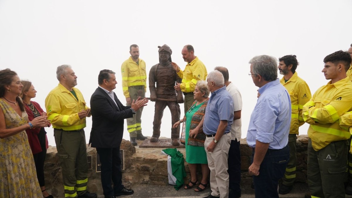 La estatua está ubicada en la zona donde se produjo el suceso.