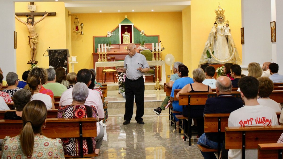 El primer párroco de La Fuensanta, D. Francisco Alarcón, recordó la historia de la parroquia. MARÍA PALMA MARTOS