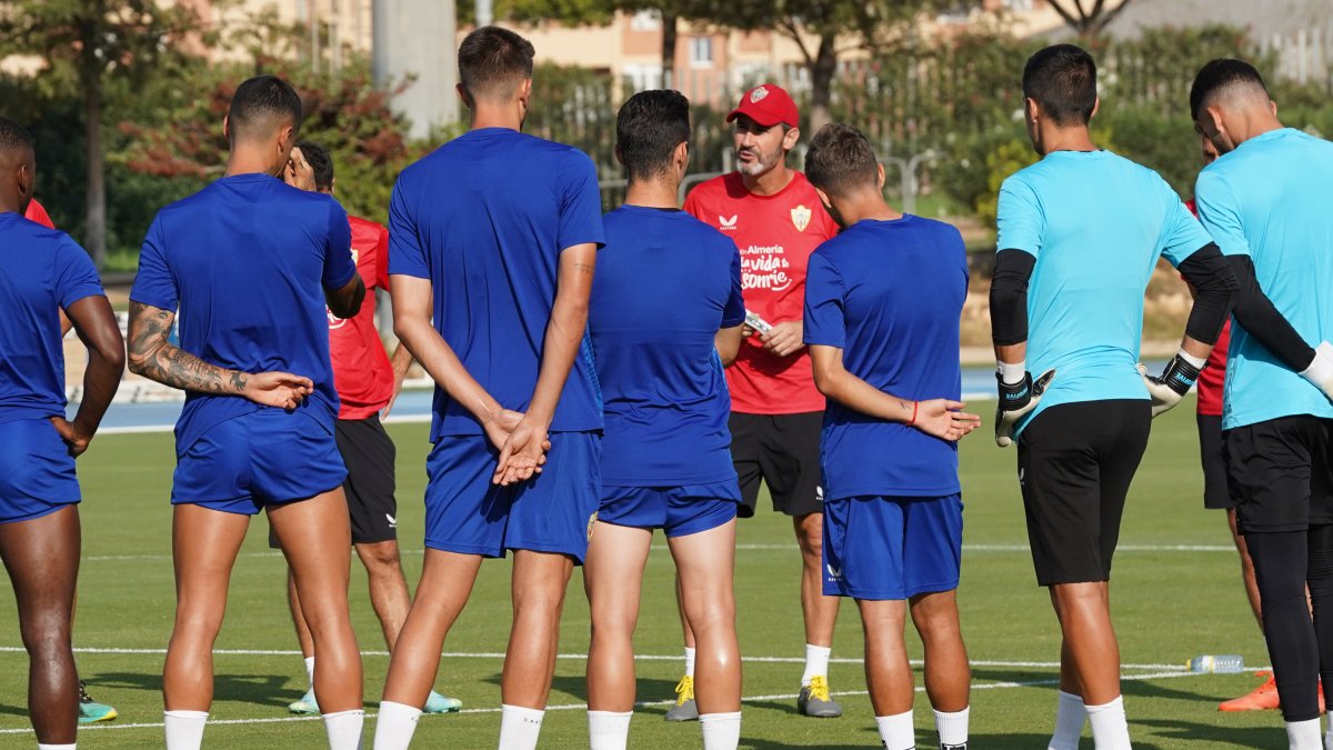 Vicente Moreno se dirige a la plantilla del Almería en el campo Anexo del Estadio de los Juegos Mediterráneos.