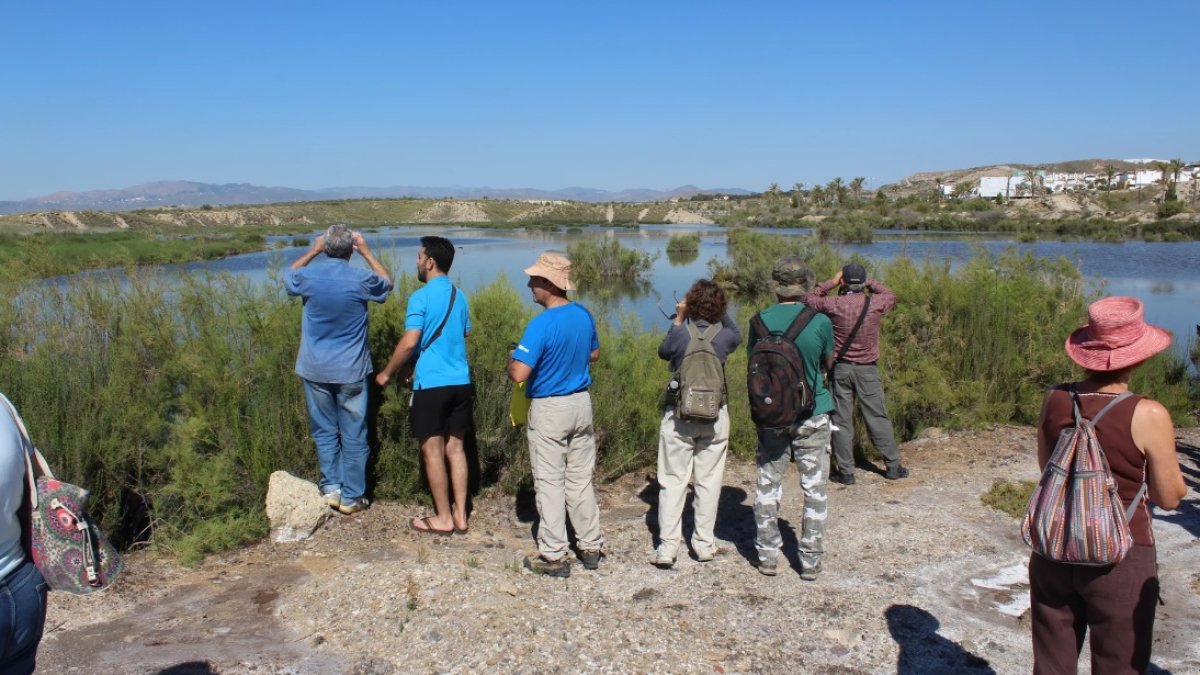Archivo de un grupo de ecologistas visitando el humedal.