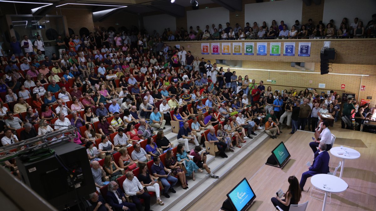 Acto de Diego Valera ayer en el Auditorio de la Universidad de Almería.