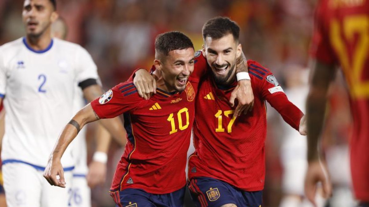 Álex Baena celebra su gol con España.