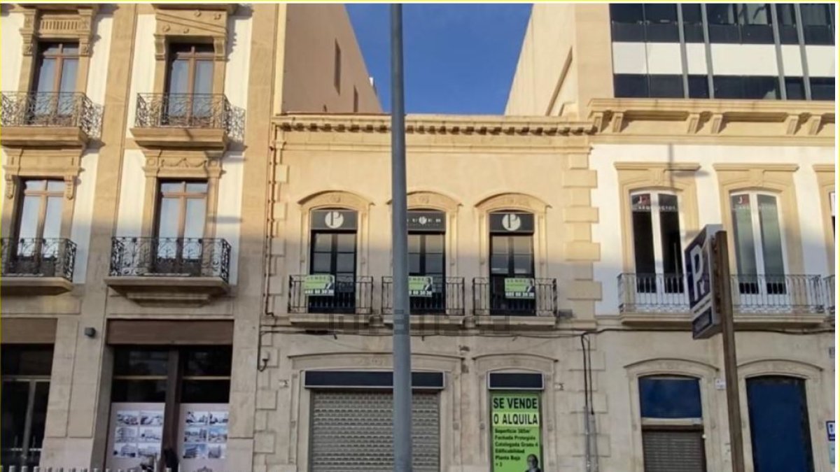 Edificio en venta en Puerta Purchena por un millón.