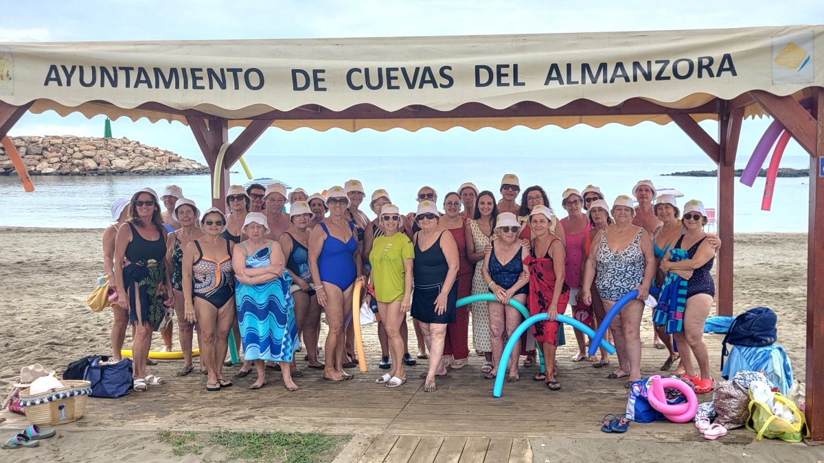 Los bañistas se despiden de las clases de Aquagym.