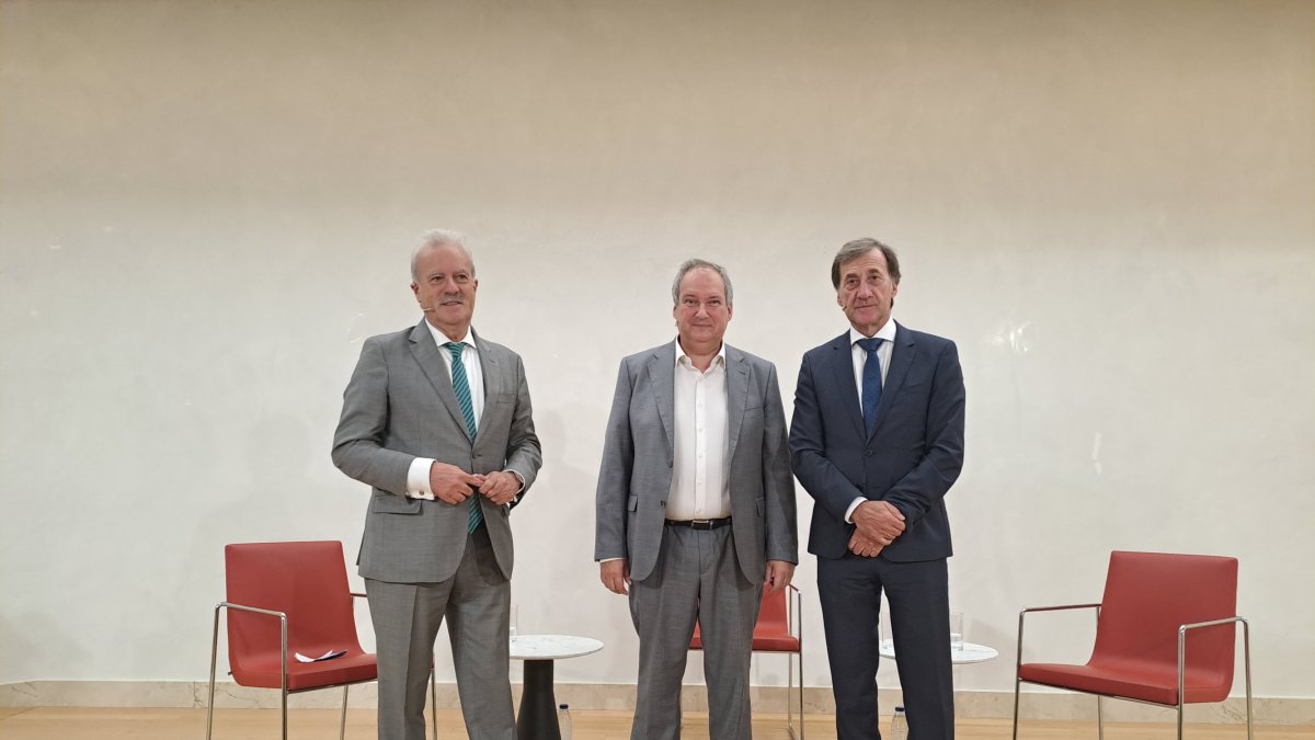 Imagen de los tres participantes en el foro de hoy en Madrid.