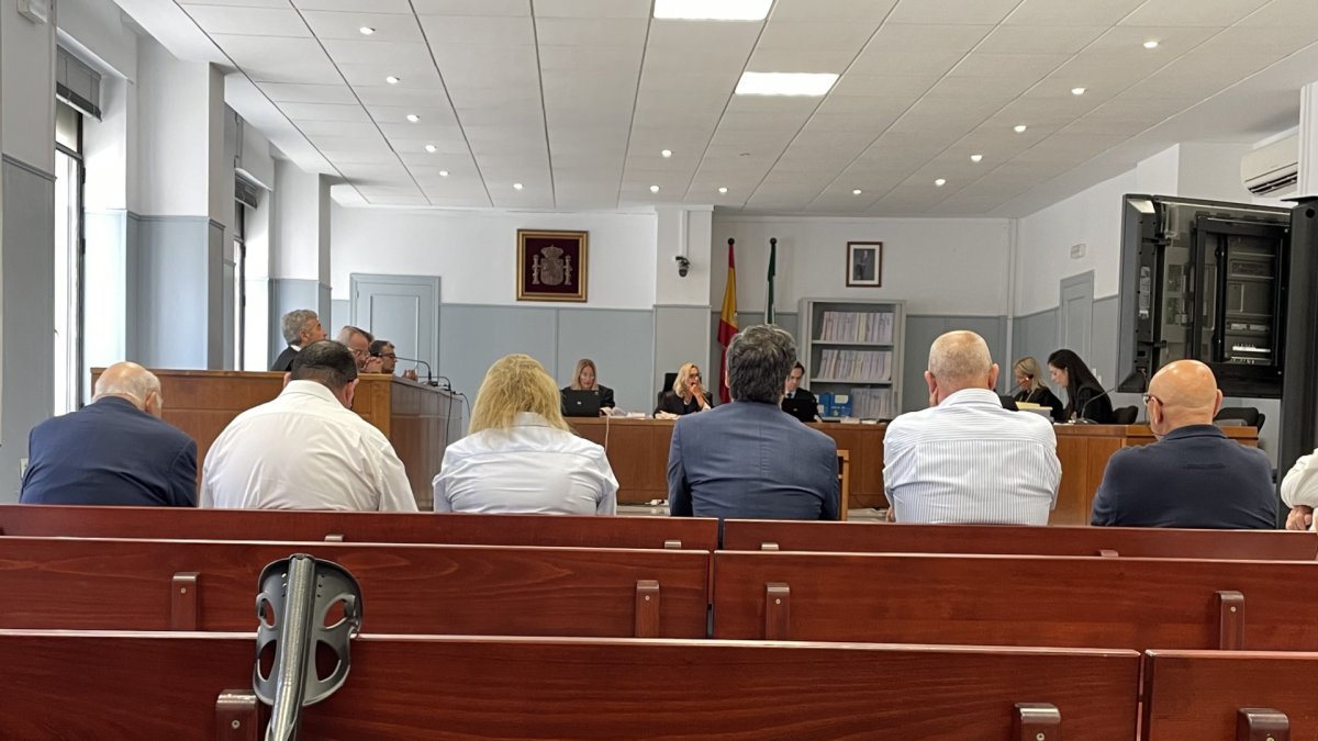 Panorámica de la sala de vistas, con el acusdo Miguel Rifá sentada a la izquierda en primer término