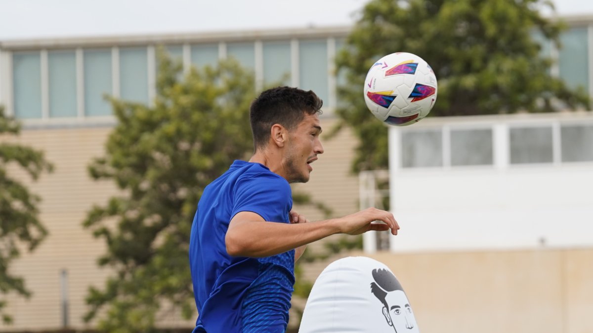 César Montes (26 años), partirá de inicio frente a un Villarreal que estrena técnico.
