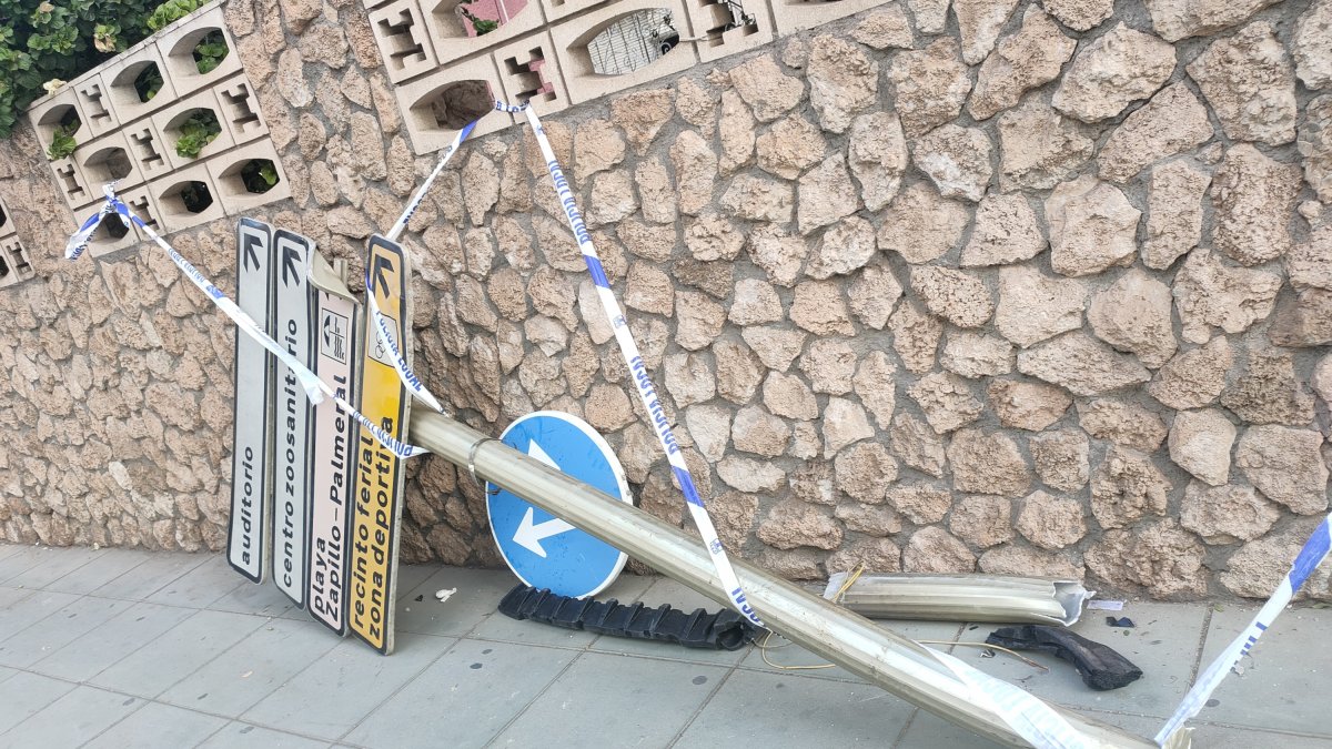 Una de las señales de la Avenida Cabo de Gata, apartada por la Policía Local tras ser dañada por el vehículo.