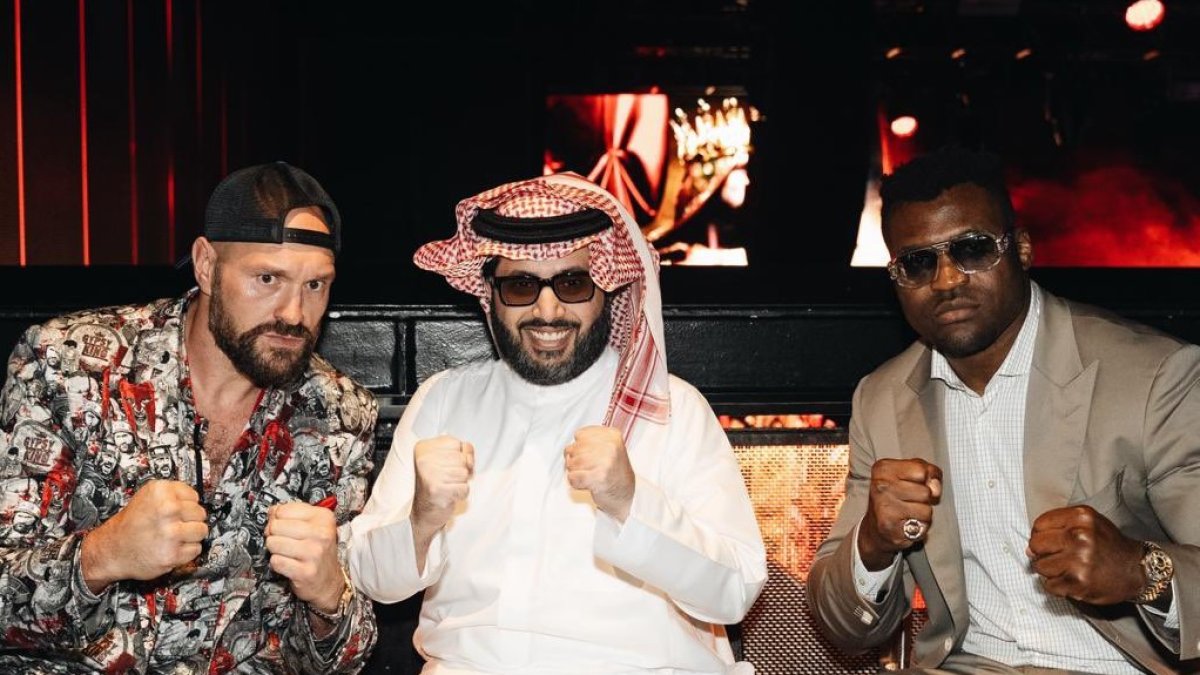 El presidente del Almería con los boxeadores Tyson Fury y Francis Ngannou.