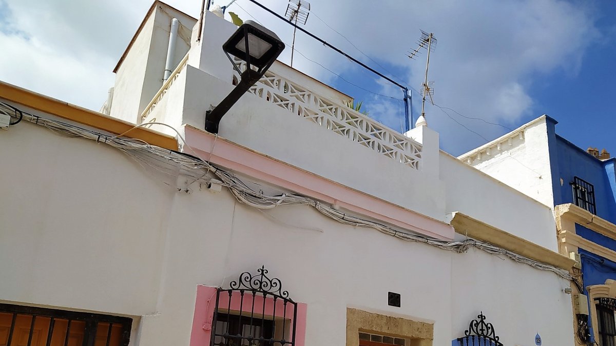 Las calles del barrio de la Alcazaba también están sufriendo los cortes.