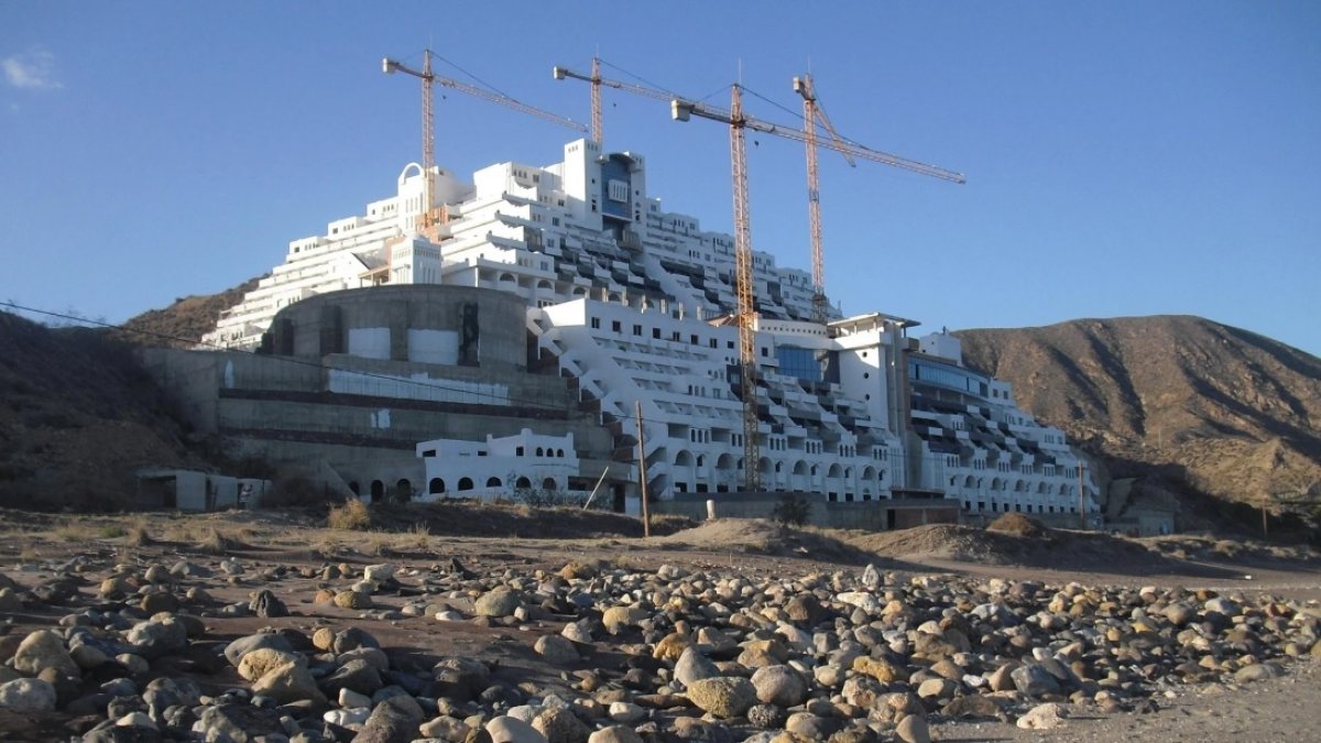 Un hotel que lleva casi dos décadas esperando su final.