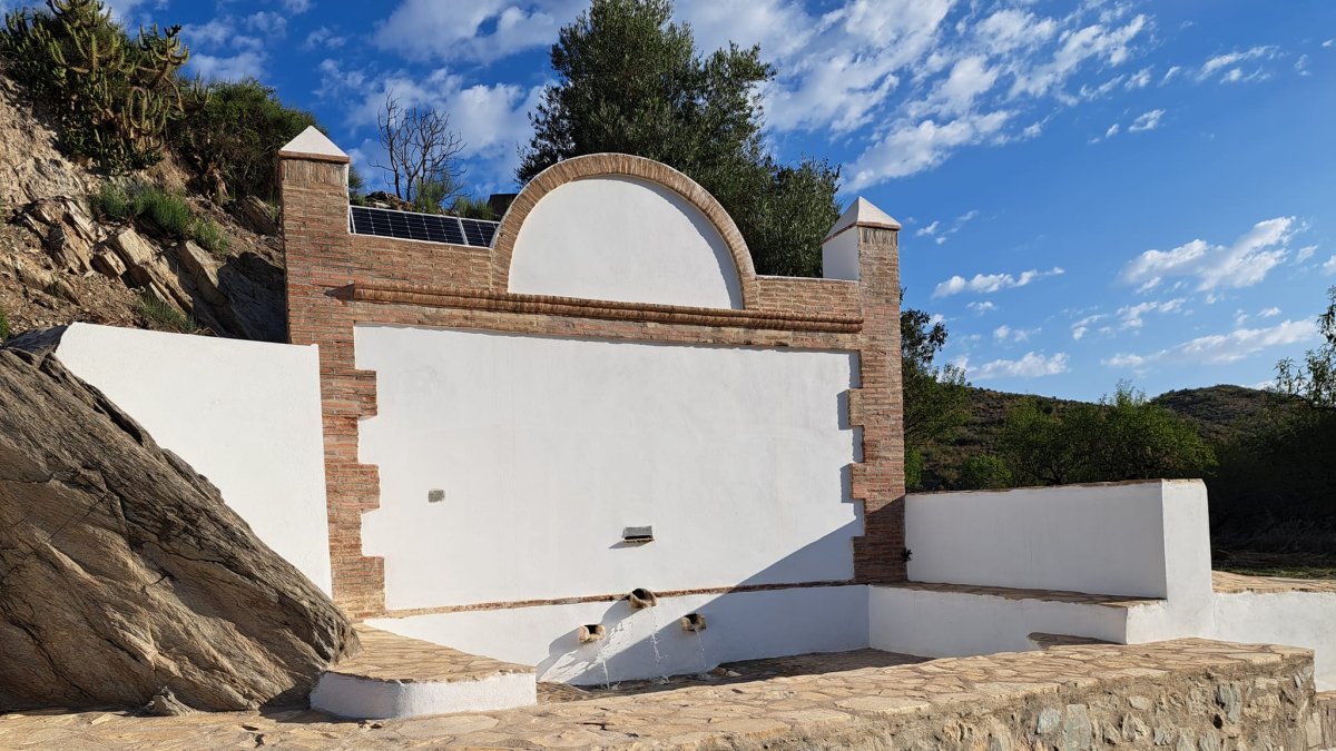 La fuente de arriba ya tiene agua.
