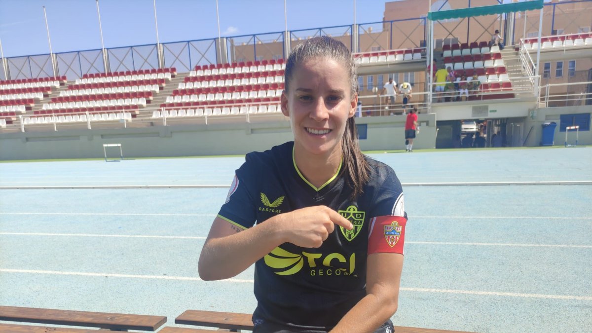 La jugadora del equipo rojiblanco se señala el brazalete: “Es un orgullo muy grande representar al grupo en cada partido”.