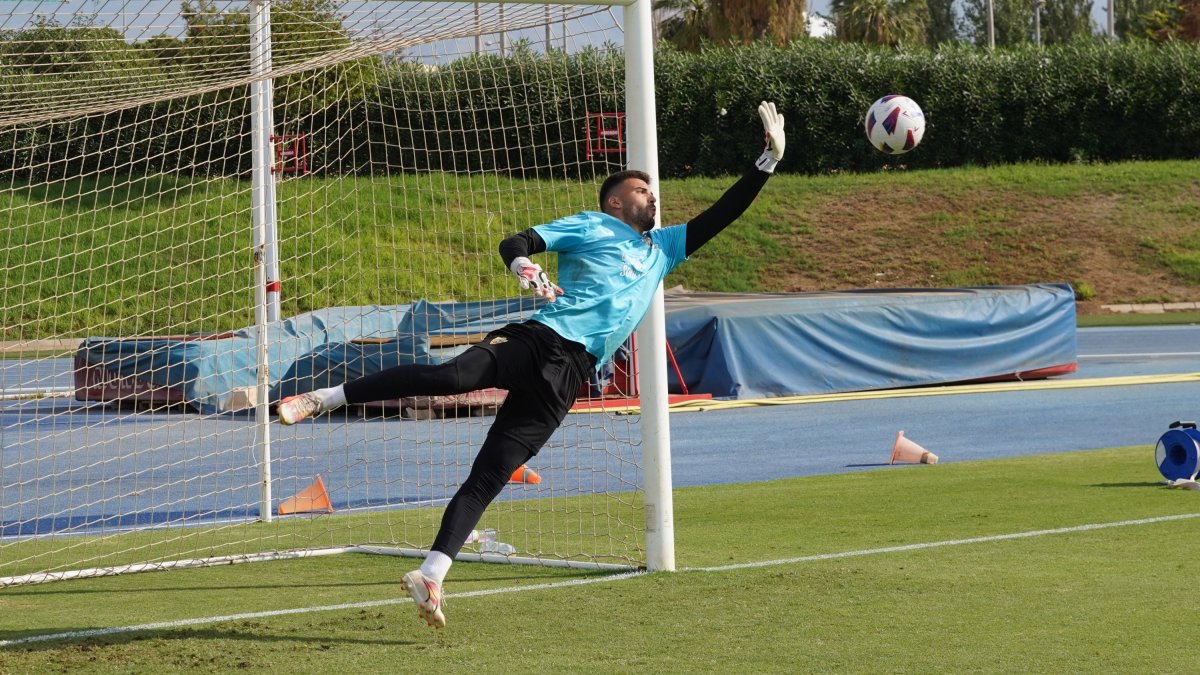 El portugués ha vuelto a España para ser titular con el equipo de Vicente Moreno.