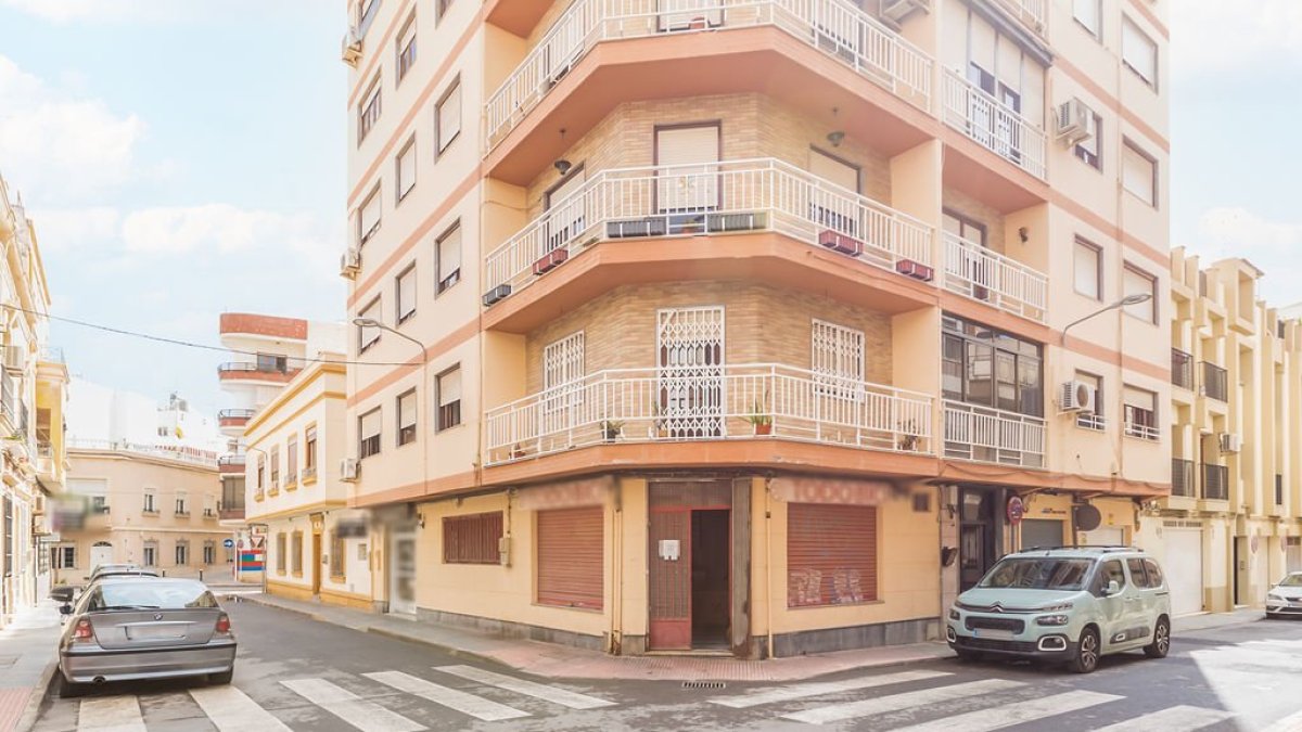 Piso en venta en la calle Jesús Perceval de la capital por 63.000 euros.