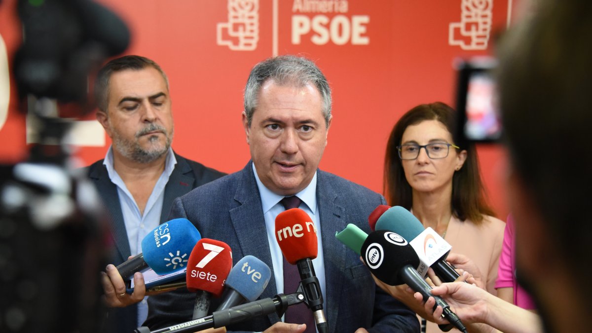 El secretario general de los socialistas andaluces, Juan Espadas contesta a los medios.