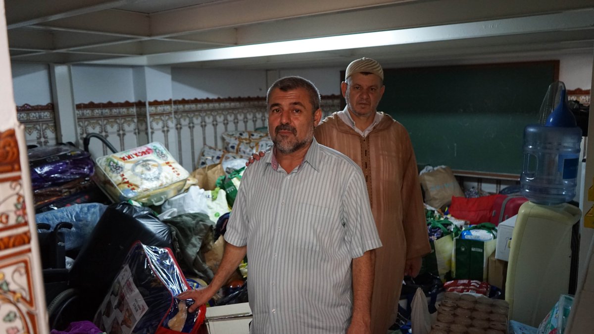 Abdallah Mhanna y Azzeddine Boulmakoul junto a las decenas de bolsas de mantas, ropa y alimentos donados para los afectados por el terremoto. (FOTO: