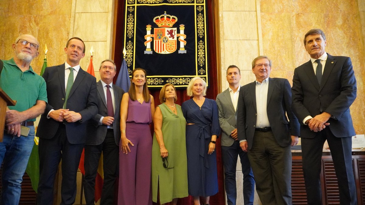 Foto de familia tras el homenaje póstumo a \'Melo\'.