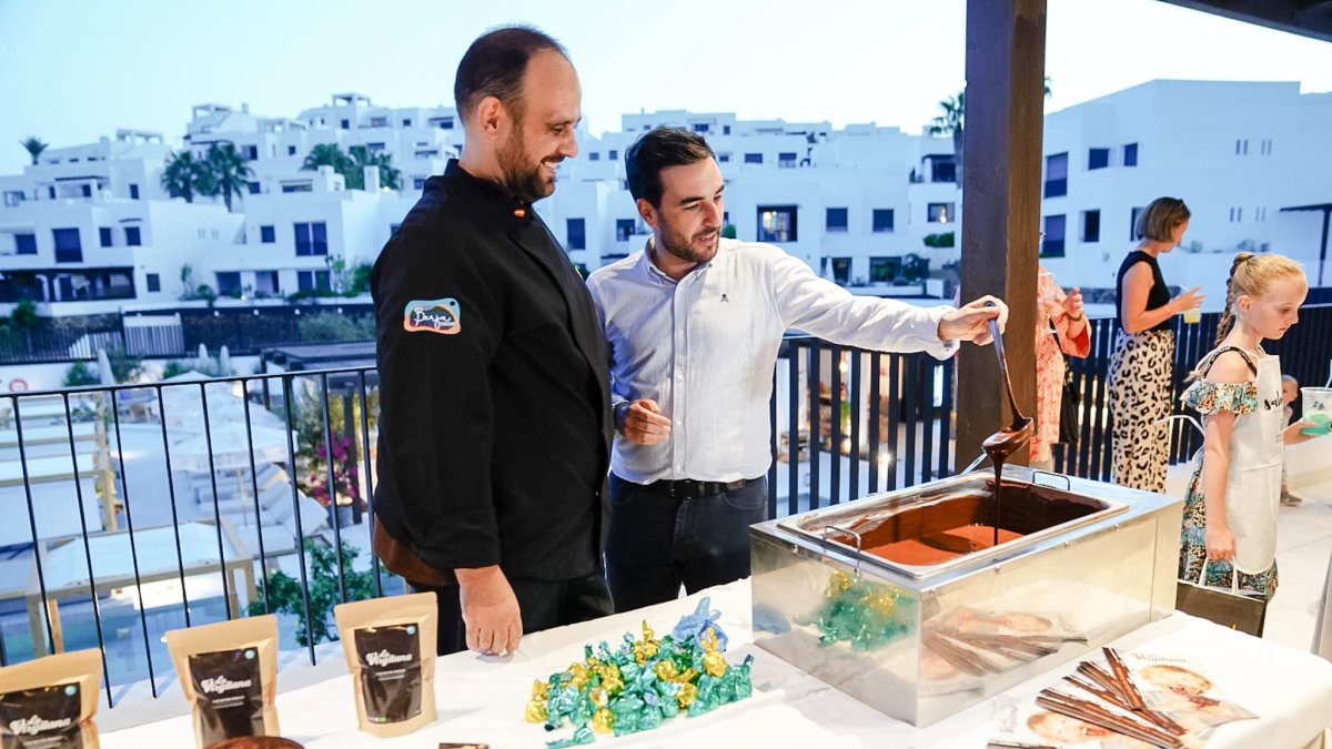 El diputado de Promoción Agroalimentaria, Carlos Sánchez, visitando las empresas.