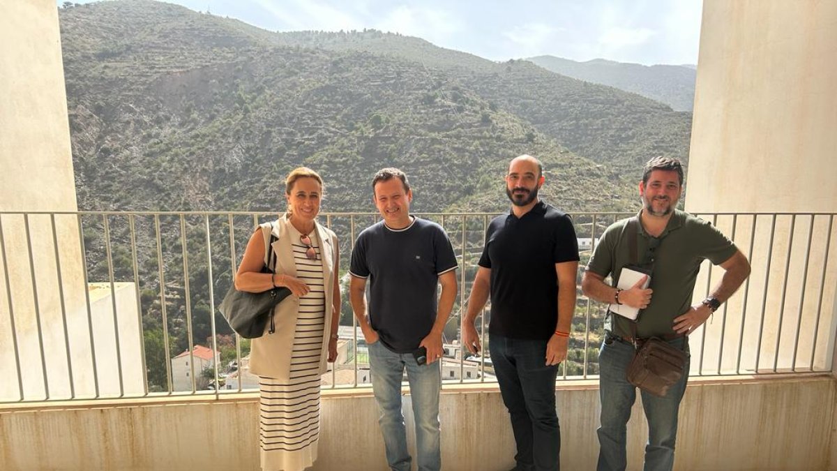 La diputada les animó a ejercer la opción de compra de la vivienda.