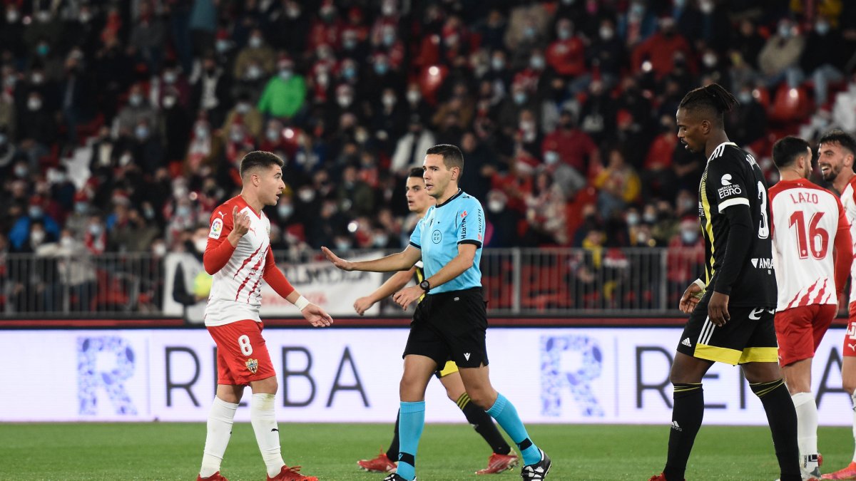 Hernández Maeso en el Almería-Real Zaragoza de la temporada 2021-2022.