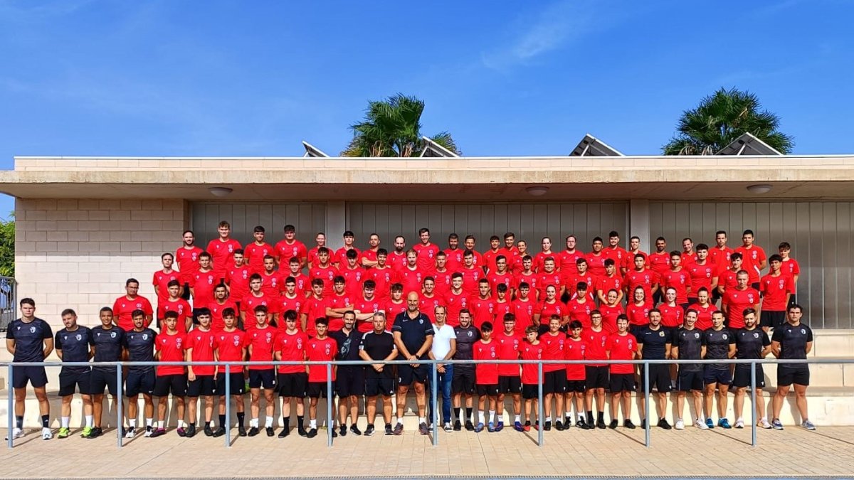 Foto de familia de los árbitros de Almería en la Universidad.