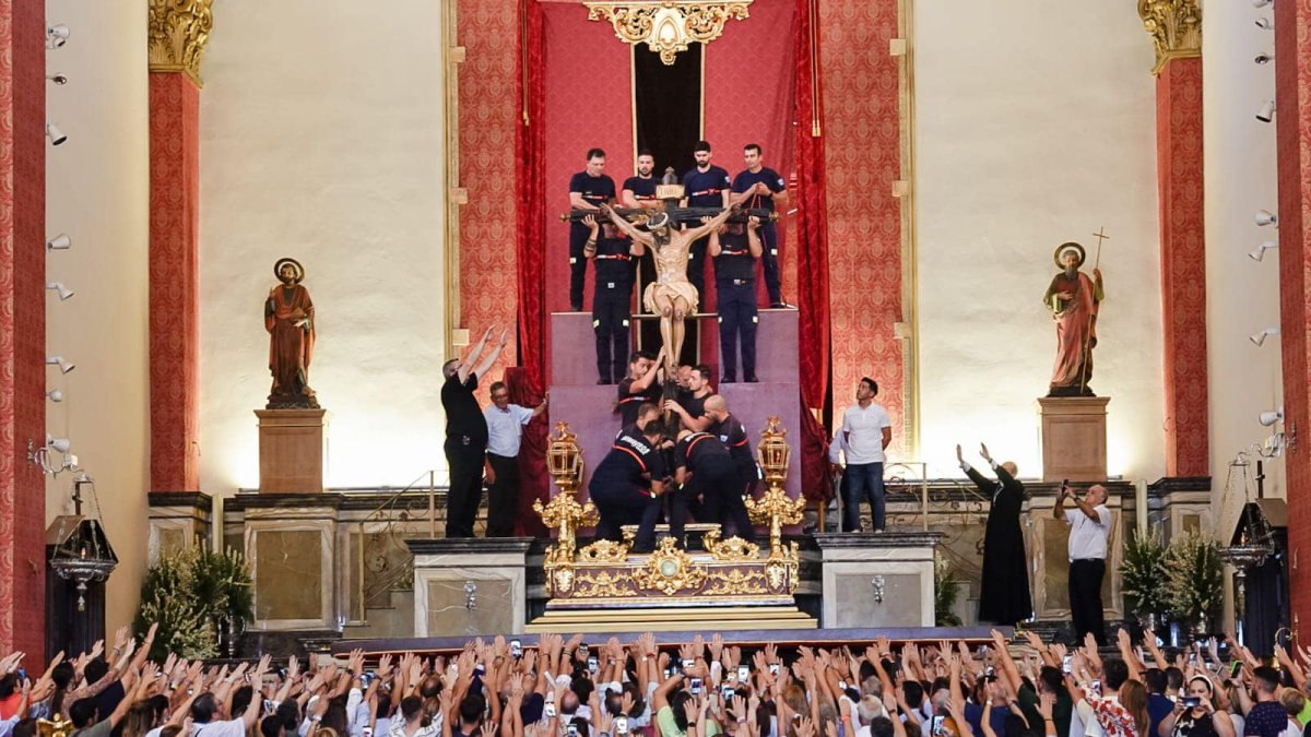 Los Bomberos del Poniente levantan al Cristo de la Luz.