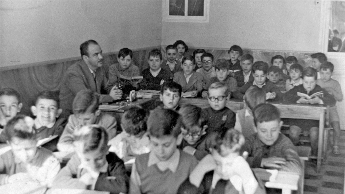 Don Simón fue uno de los maestros más célebres en la Almería de los años cincuenta y sesenta. Era un experto a la hora de mantener la disciplin