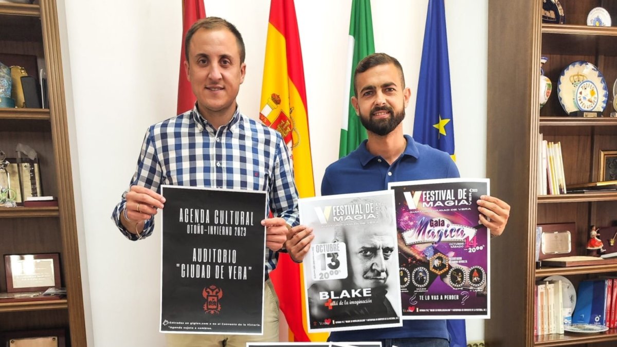 Alfonso García, alcalde de Vera y Antonio Jesús Soler, el concejal de Cultura presentan la programación de otoño.