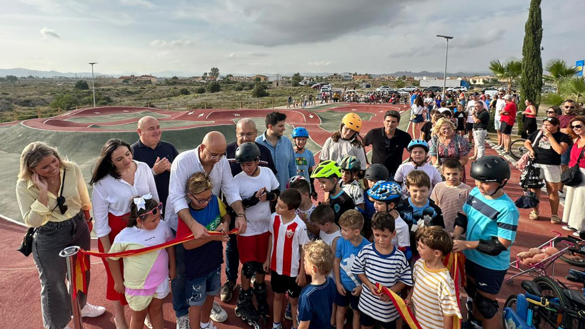 Decenas de niños de Huércal-Overa acudieron a la inauguración de la nueva pista.