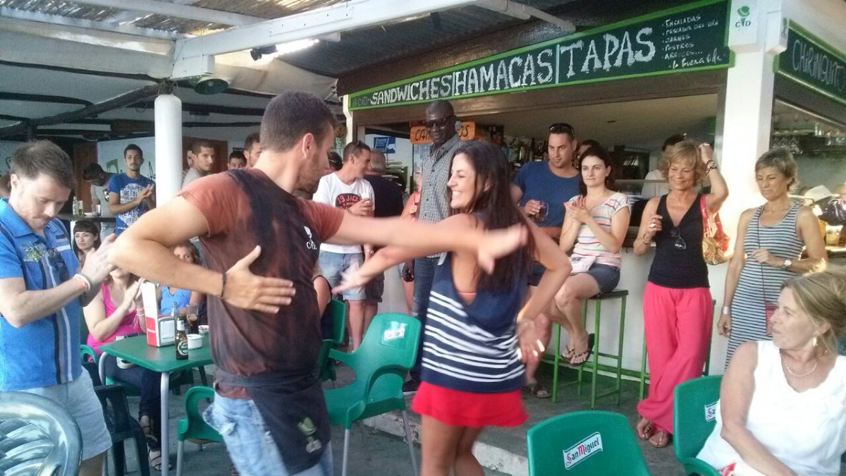 Clientes del Chiringuito El Cid junto a la playa del Cantal.
