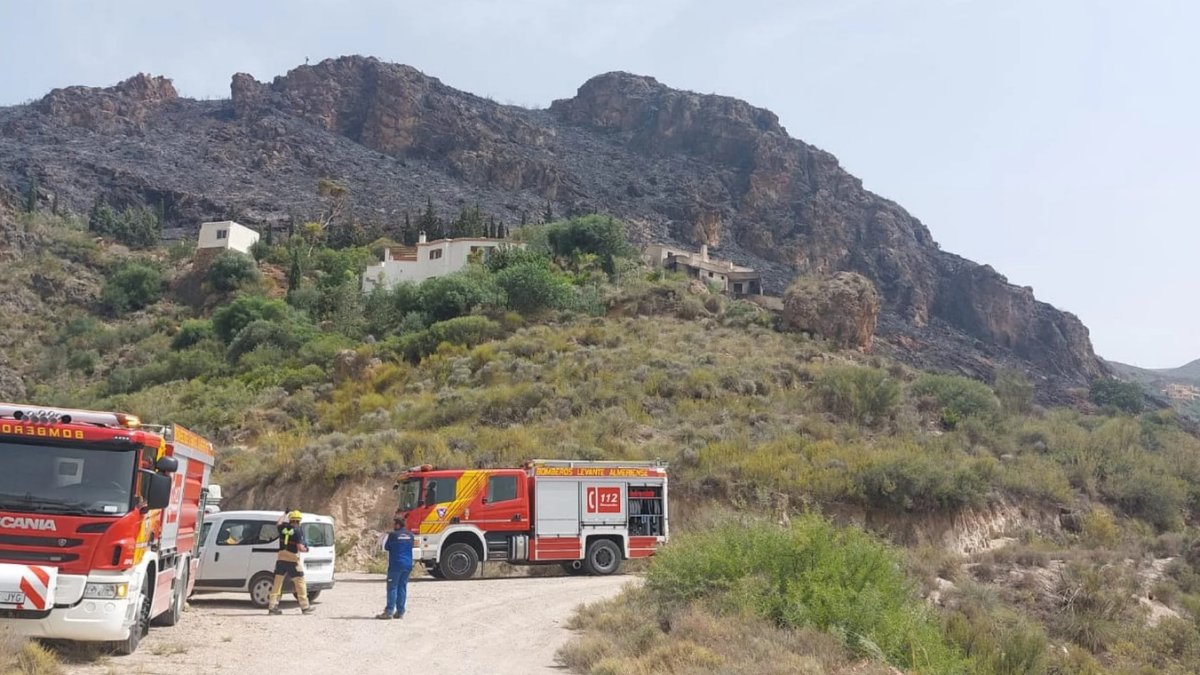 Equipos de bomberos trabajando para estabilizar un incendio forestal en Sierra Cabrera.