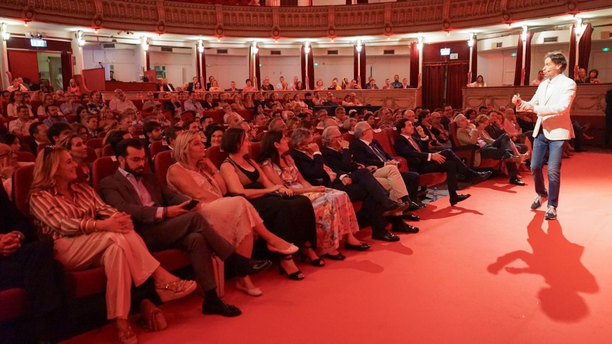 Víctor Küppers durante su intervención en el Teatro Cervantes, en una conferencia a la que asistieron más de trescientos invitados (FOTO: Mariá