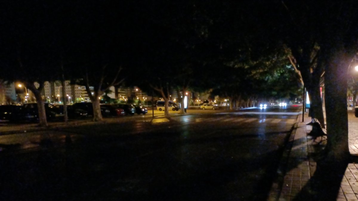 Tramo de la Avenida del Mediterráneo con más oscuridad, aproximadamente a la altura de Neumáticos Remo.