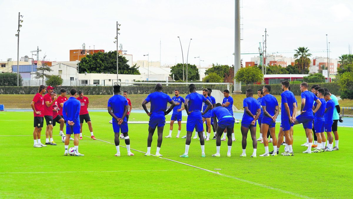 Charla del técnico al equipo antes de medirse al Valencia en el Mediterráneo.