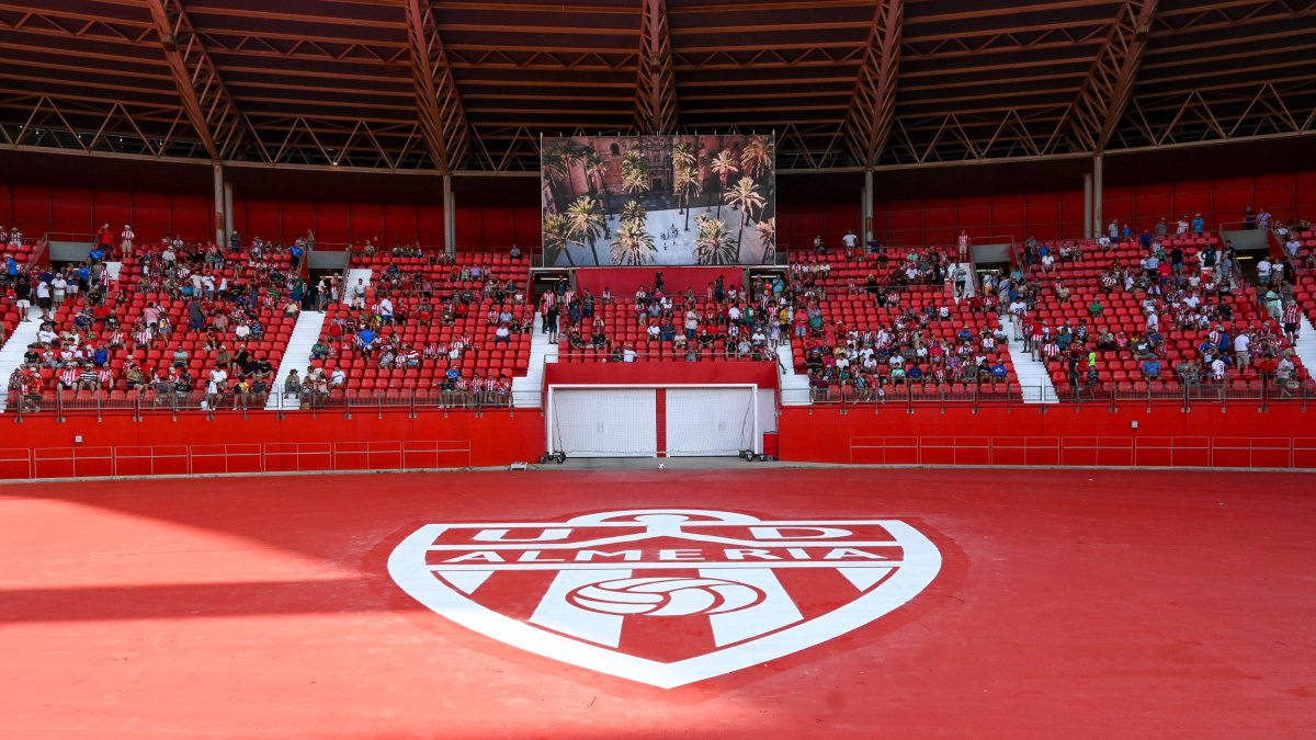 Escudo del Almería donde estaban las gradas supletorias en el fondo sur.