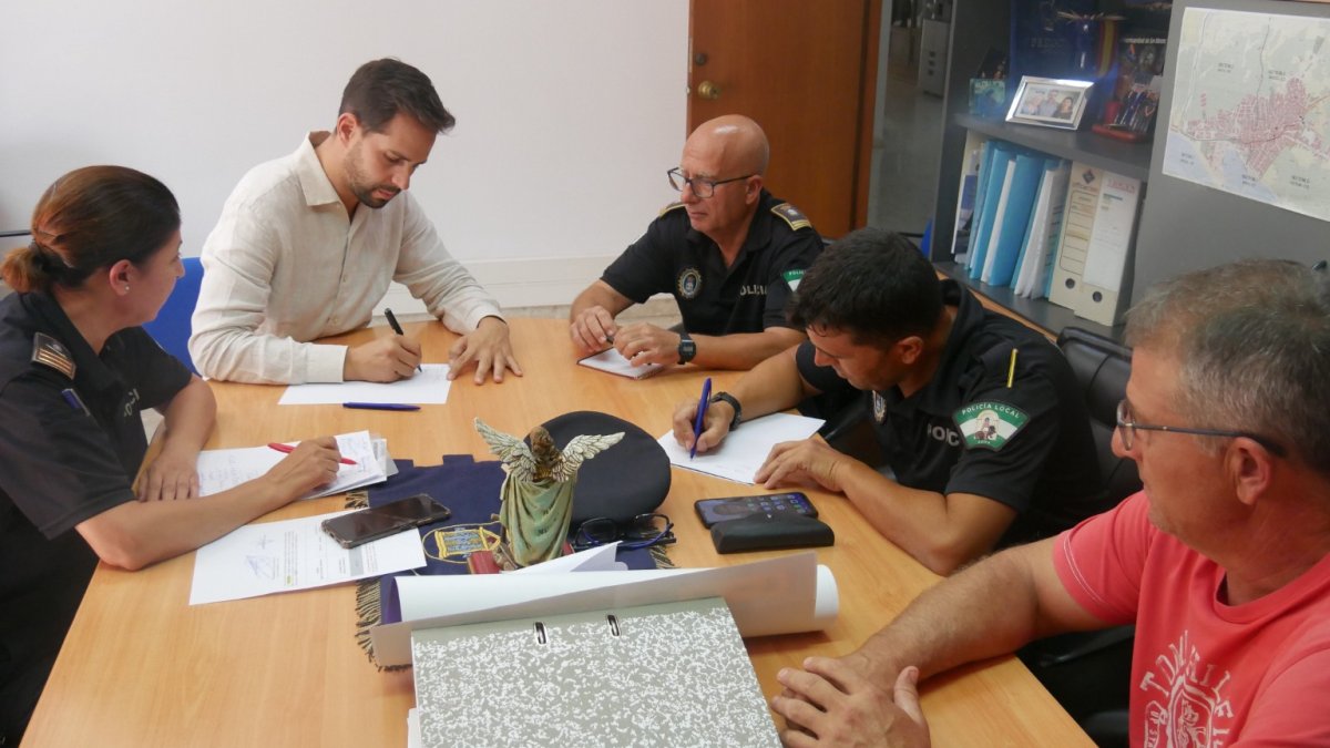 José Crespo se reúne con la Policía Local.
