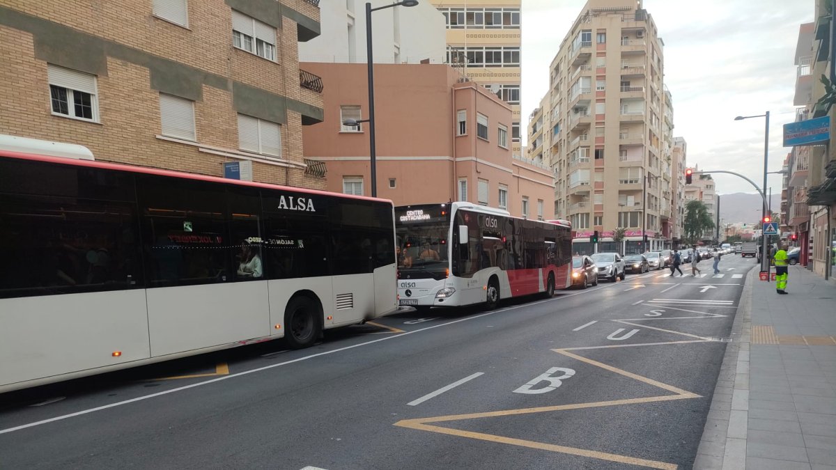 Autobuses circulando por la Avenida Cabo de Gata