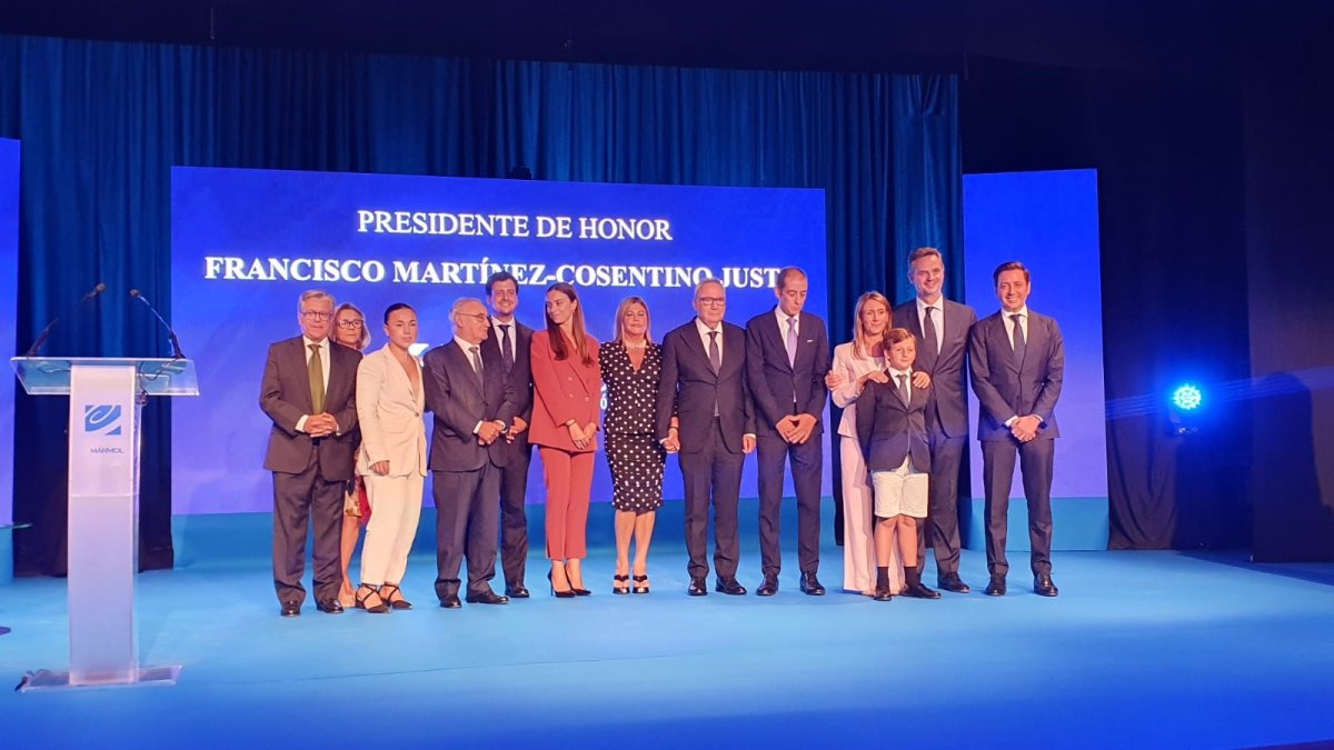 Foto de familia del homenajeado Francisco Martínez Cosentino.