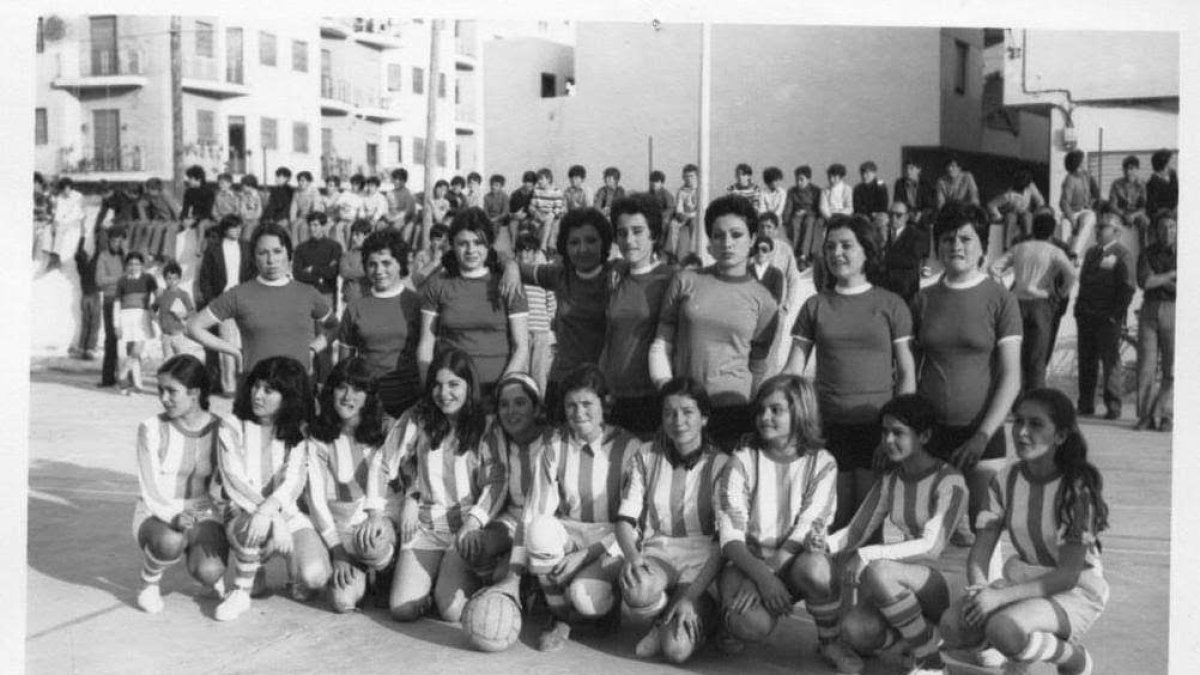 Las futbolistas de los dos equipos posan juntas una vez concluido el encuentro.