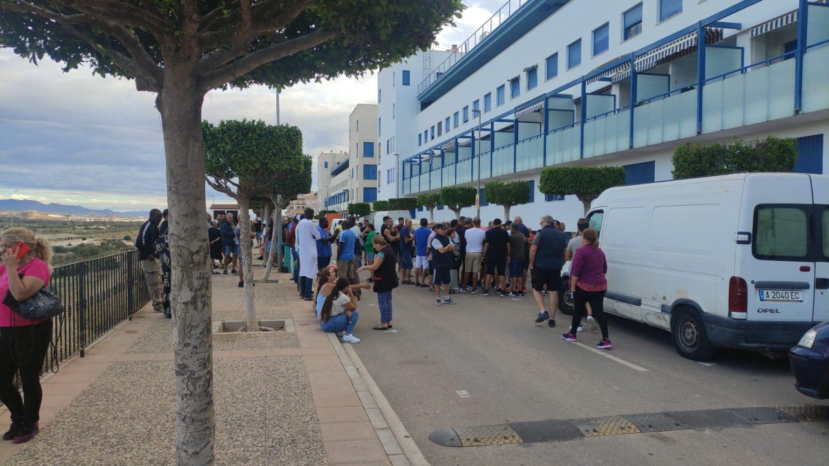 Los comerciantes ambulantes no montan sus puestos ante el cambio de ubicación.