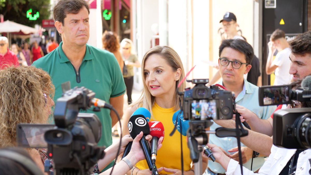 En el centro, Maribel Sánchez Torregrosa, ayer en el Paseo de Almería.