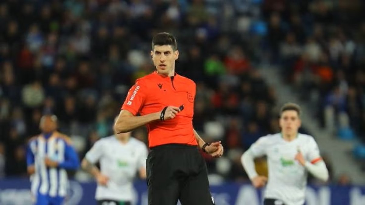 El colegiado balear, de 29 años, pita su segundo compromiso en Primera División.
