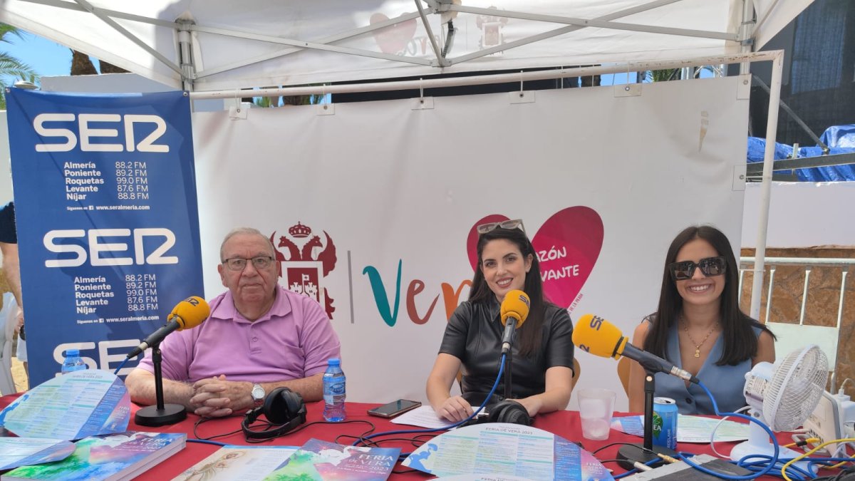 Pedro Contreras pregonero de la Feria, junto a la periodista Marina Ginés y la concejal de Festejos, Antonia Marín.