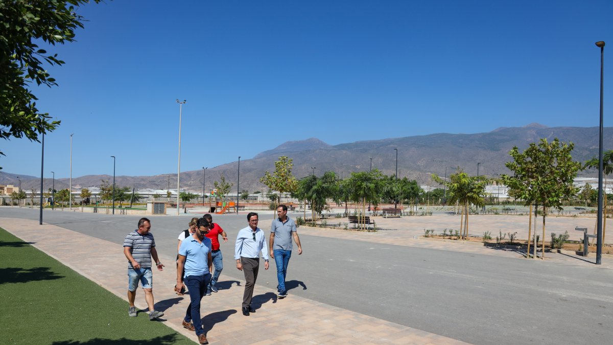 El alcalde de El Ejido, Francisco Góngora, durante la visita al final de las obras en La Aldeílla.