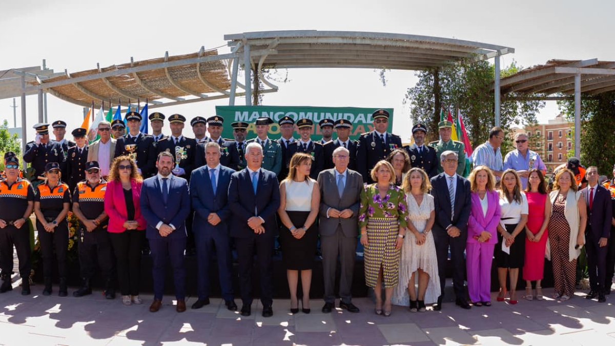 Autoridades de la Mancomunidad del Bajo Andarax y de los siete pueblos que la conforman, con agentes condecorados.