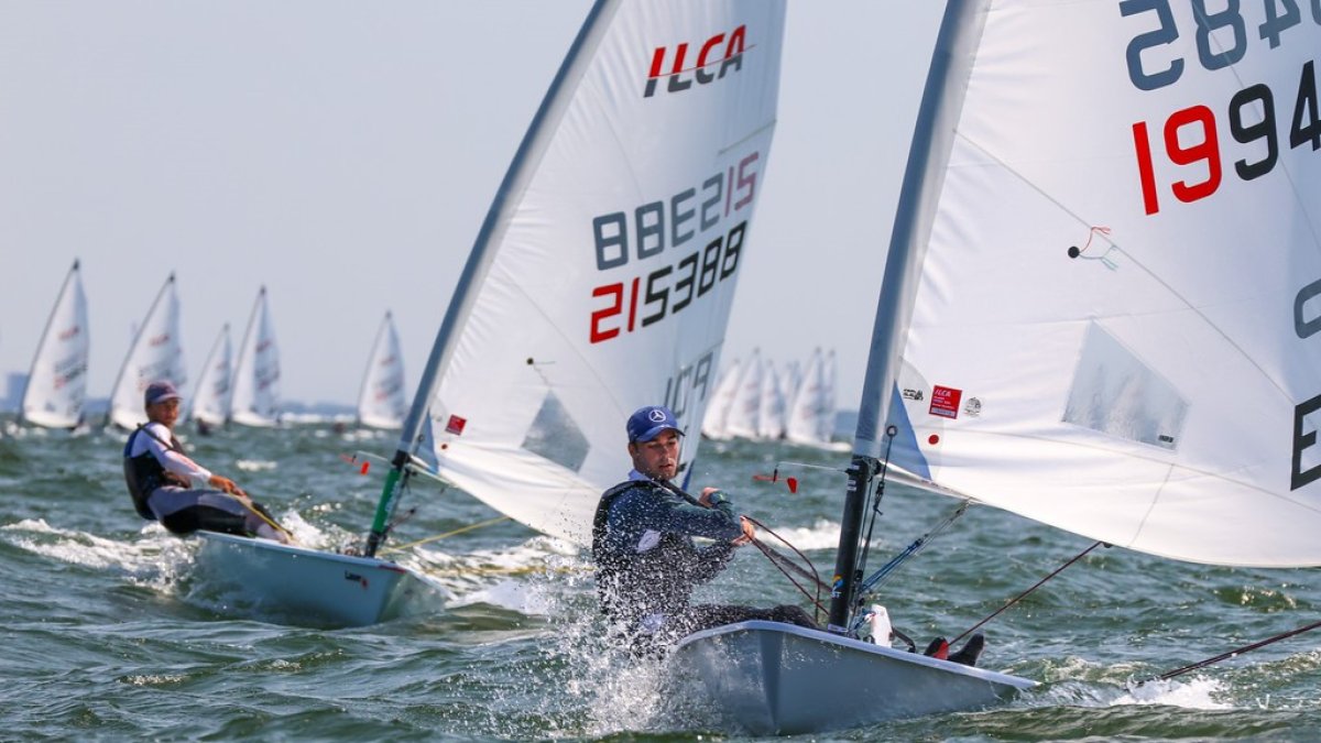 Juanjo Fernández sigue subido al podio.
